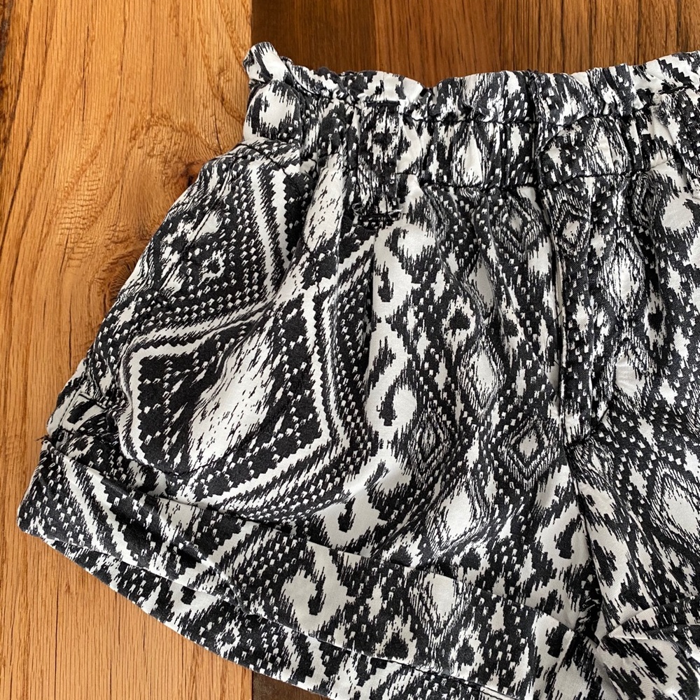Black and White Print Shorts - Picture 3 of 5